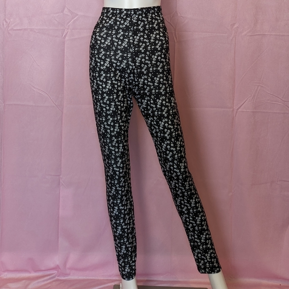 PrettyLittleThing Black and White Floral Elastic Waist Jersey Pull On Leggings 8